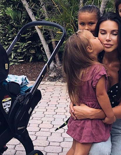 «Леюшкина поддержка»: Оксана Самойлова показала, как пятилетняя дочь танцует и признается ей в любви (видео)