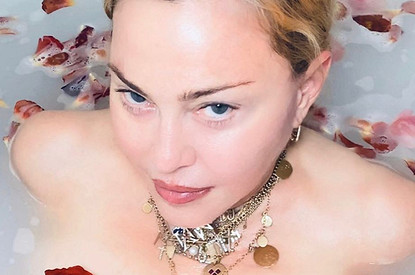 «Великий уравнитель»: Мадонна разделась и призвала перестать дискриминировать коронавирус (видео)