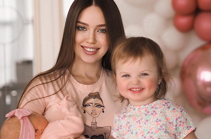 «Сердце вот-вот разорвется»: Анастасия Костенко поделилась милым фото с дочерьми