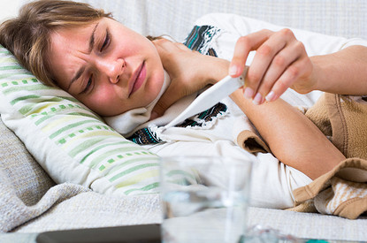 Против боли, кашля и воспалений: как правильно сделать водочный компресс на горло