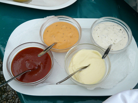Майонез, кетчуп и другие подобные соусы содержат очень много вредных ингредиентов. Один из главных – соль. Соевый соус не такой жирный, но часто изготавливается из ферментированной сои, к...