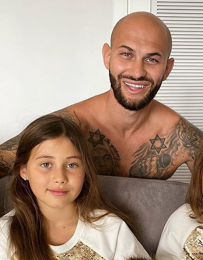 Джиган достал нож и поиграл с дочерями (видео)