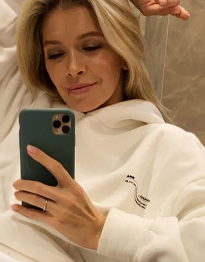 «Оставайся дома»: Вера Брежнева показала нежное домашнее фото с Меладзе