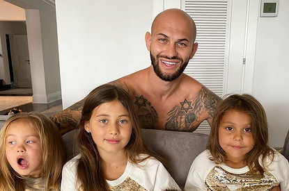 Джиган достал нож и поиграл с дочерями (видео)