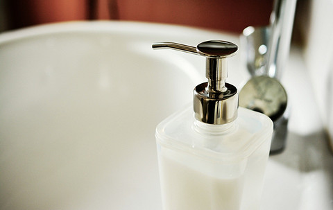 Многие нажимают на кнопку дозатора сразу же после туалета, не сполоснув руки водой, а значит, на нем остается очень много микробов.