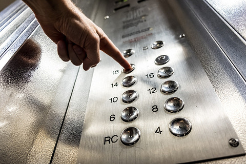 Исследования говорят, что кнопки лифта в общественных местах могут содержать больше микробов, чем сиденья унитазов. Иногда до нужного этажа сложно добраться по лестнице, да и протира...