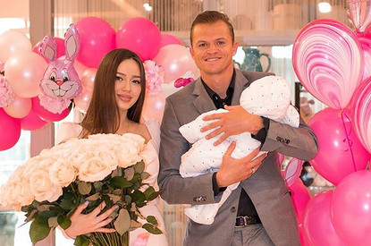«Не заберу»: Дмитрий Тарасов подарил на день рождения Костенко автомобиль