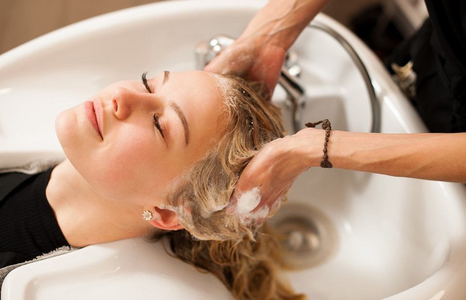Жирная кожа головы: как решить проблему и начать реже мыть волосы