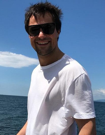 «Я — батя»: Данила Козловский показал милое фото с новорожденной дочерью