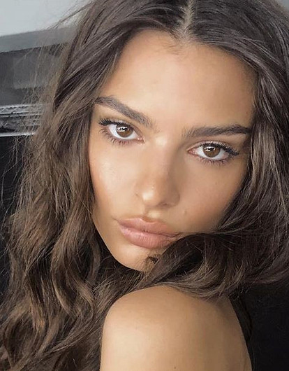 Эмили Ратаковски показала, в чем ходит дома во время карантина (ни в чем, конечно)