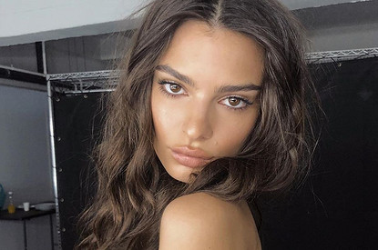 Эмили Ратаковски показала, в чем ходит дома во время карантина (ни в чем, конечно)