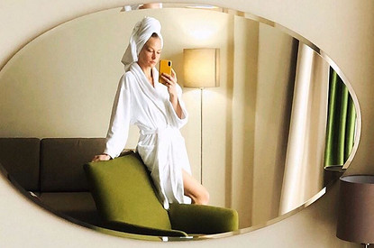 Светлана Ходченкова сделала домашнее фото на подоконнике (вот это ноги!)