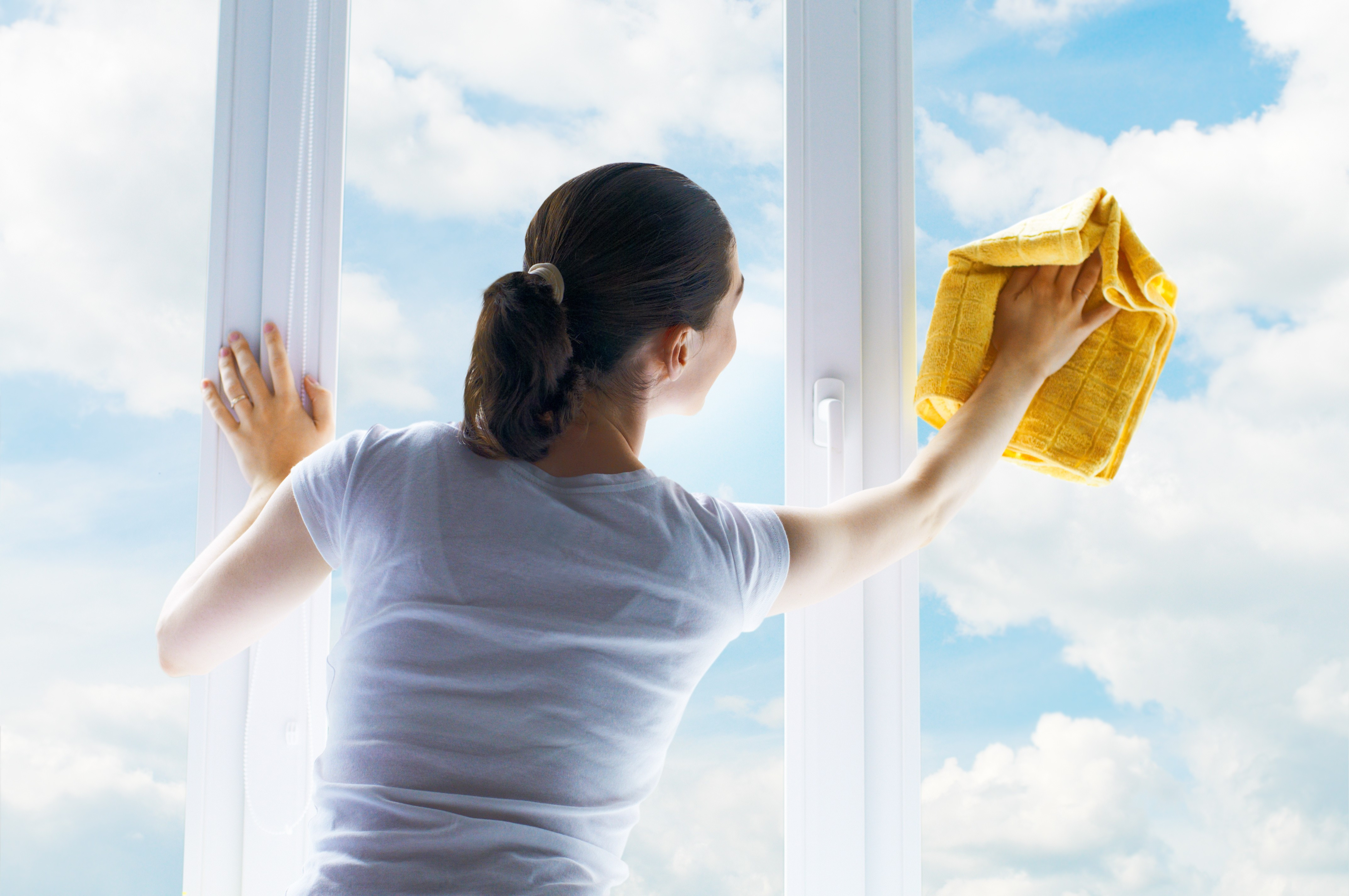 Уборка квартиры мытье окон. Мытье окон. Чистые окна. Мойка окон. Протирка окна.
