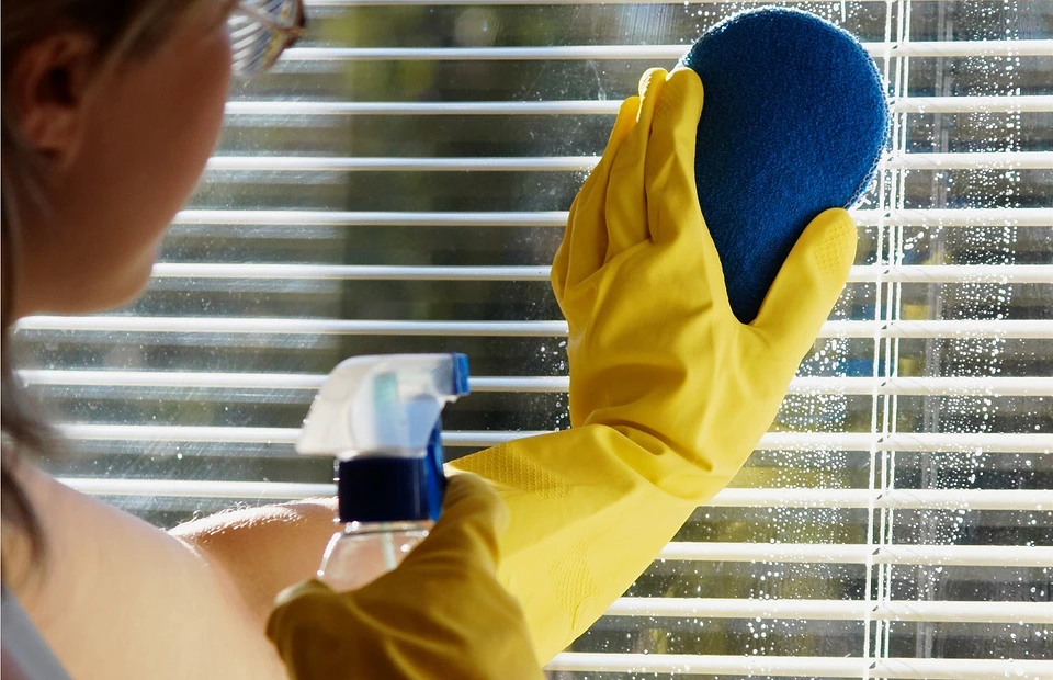 Как быстро помыть жалюзи, не снимая их с окна: подробная инструкция для каждого вида