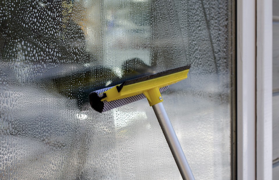 Как помыть окна снаружи на высоком этаже: 4 безопасных способа (бояться не надо)