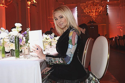 Яна Рудковская приклеила цветы от Chanel на медицинскую маску и стала героиней стритстайла (видео)