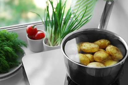 Как правильно дышать над картошкой при кашле и насморке (и нужно ли это вообще делать)