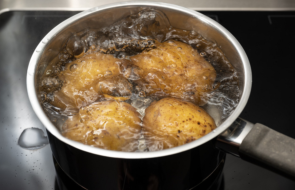 Как правильно дышать над картошкой при кашле и насморке (и нужно ли это вообще делать)