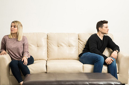 У любви у нашей села батарейка: психолог рассказывает, как преодолевать семейные кризисы