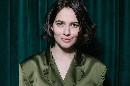 «Сексуальный наряд»: Юлия Снигирь устроила фотосессию в красном платье с открытой спиной