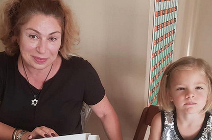 «Кто следующий?»: мама Тимати показала, как учила плавать новорожденных внуков (видео)