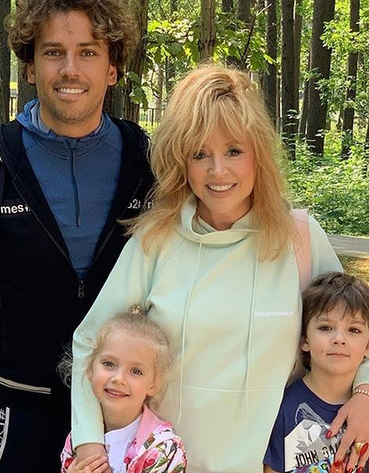 Максим Галкин поздравил всех женщин своей семьи трогательным видео