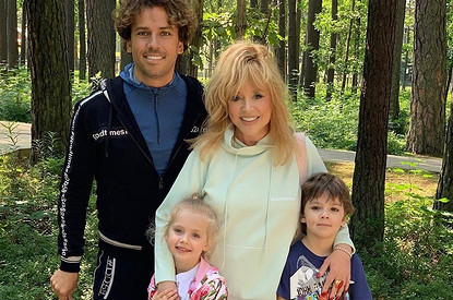 Максим Галкин поздравил всех женщин своей семьи трогательным видео