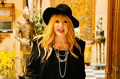 Алла Пугачева похвасталась странной сумкой (напоминает гениталии)