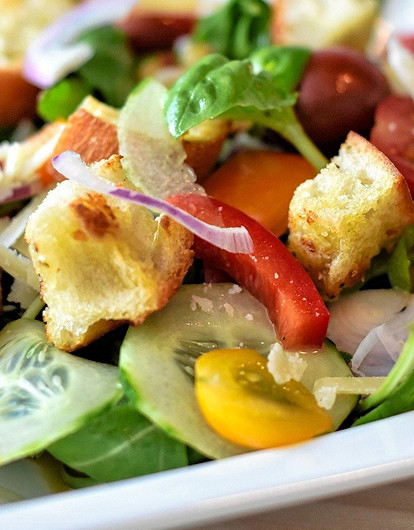 Сколько калорий на самом деле в популярных салатах (и как их уменьшить)