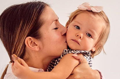 Нюша поделилась новыми фото с дочерью (такая милашка)