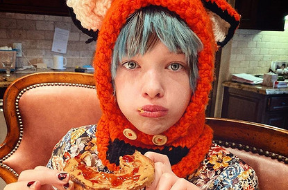 Дочь Миллы Йовович написала на русском языке сказку про крысу и жабу (видео)