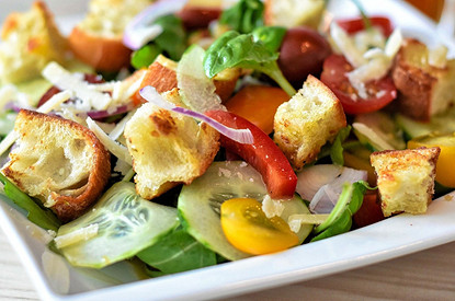 Сколько калорий на самом деле в популярных салатах (и как их уменьшить)