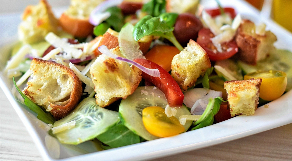 Сколько калорий на самом деле в популярных салатах (и как их уменьшить)