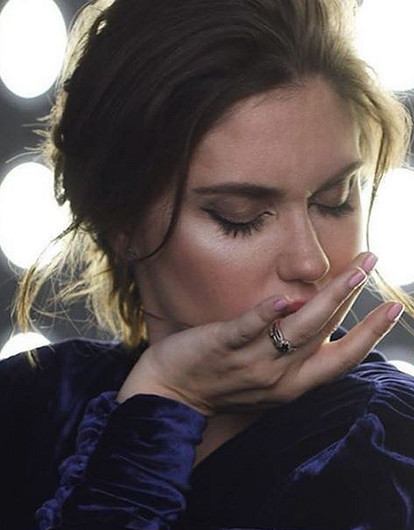 «Он не в адеквате»: заплаканная Агата Муцениеце рассказала, как пьяный Прилучный избивал ее (видео)