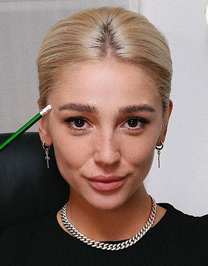 Настя Ивлеева отстригла себе челку в прямом эфире (видео)