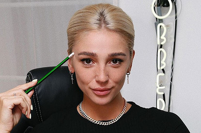 Настя Ивлеева отстригла себе челку в прямом эфире (видео)