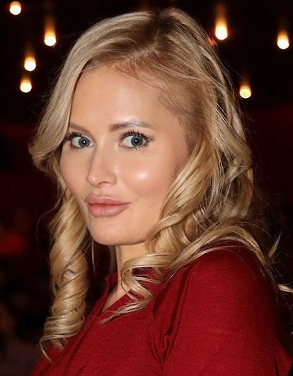 Обнаженная Дана Борисова едва прикрылась подушкой (и случайно показала грудь)