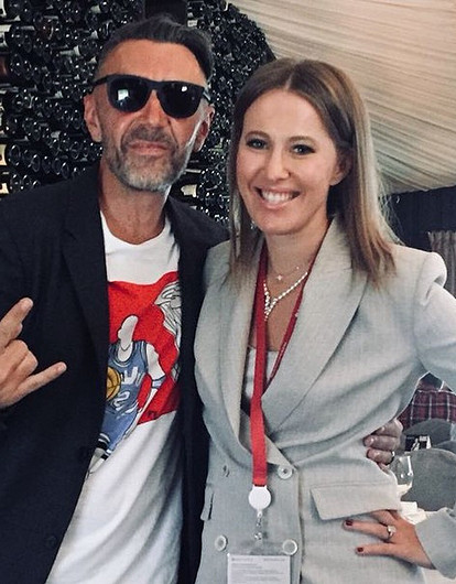 «Вновь показала сухофрукт»: Сергей Шнуров высмеял ягодицы Ксении Собчак