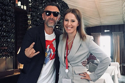 «Вновь показала сухофрукт»: Сергей Шнуров высмеял ягодицы Ксении Собчак