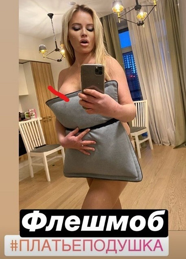 Обнаженная Дана Борисова едва прикрылась подушкой (и случайно показала грудь)