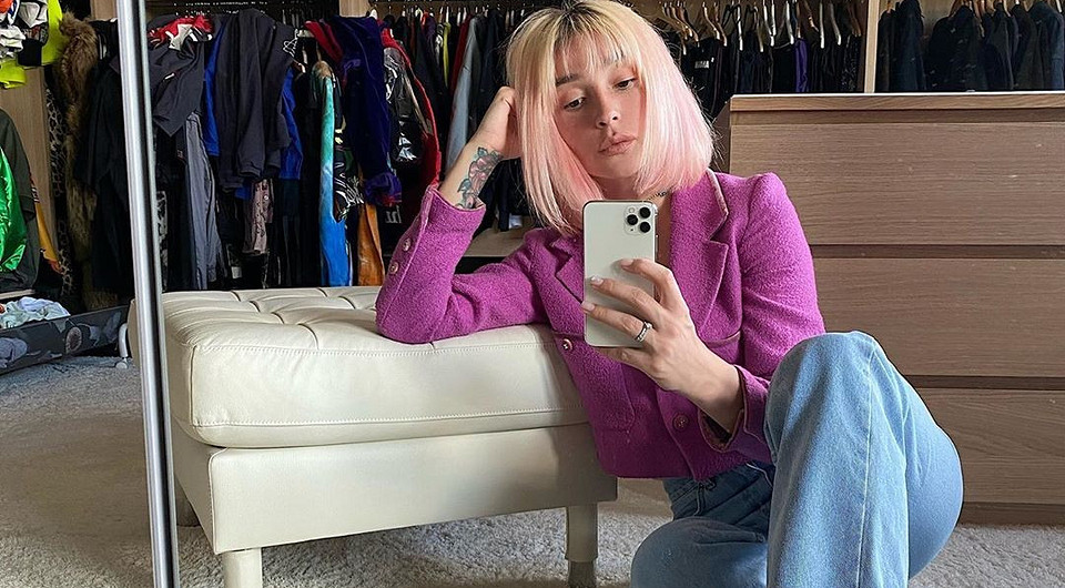 «Барби»: Настя Ивлеева похвасталась розовым винтажным пиджаком Chanel