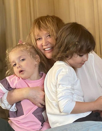 «Лучшая из миллионов женщин»: Гарри и Лиза Галкины довели Аллу Пугачеву до слез в день рождения (видео)