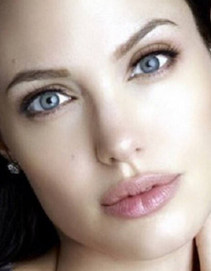 Анджелина Джоли в домашнем образе вышла в прямой эфире, чтобы поговорить о коронавирусе (видео)