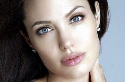 Анджелина Джоли в домашнем образе вышла в прямой эфире, чтобы поговорить о коронавирусе (видео)