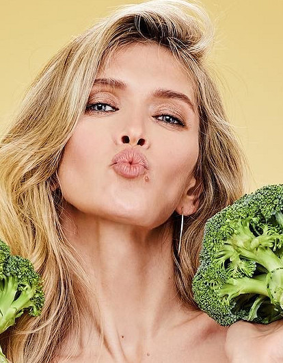 Вера Брежнева разделась перед зеркалом и рассказала о своих разгрузочных днях