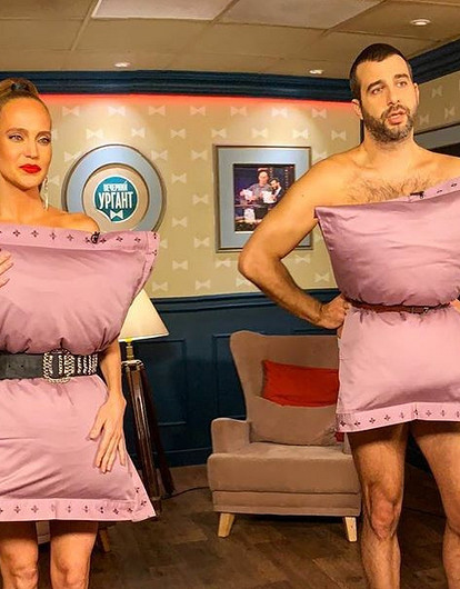 «Трусики я тоже снял»: Иван Ургант и Наталья Чистякова-Ионова разделись ради челленджа с подушками (видео)