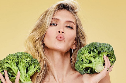 Вера Брежнева разделась перед зеркалом и рассказала о своих разгрузочных днях