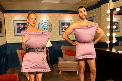 «Трусики я тоже снял»: Иван Ургант и Наталья Чистякова-Ионова разделись ради челленджа с подушками (видео)