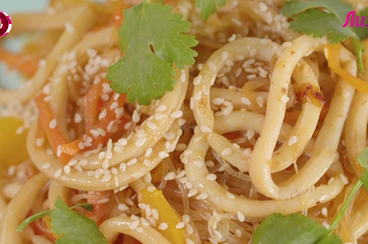 Крутой рецепт фунчозы с кальмарами в кунжутном соусе, который ты захочешь приготовить