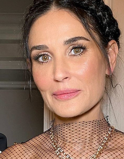 Деми Мур перекрасилась в платиновую блондинку ради роли в кино